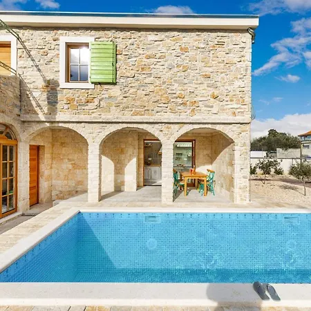 Perina Biograd, Something Completely Different Villa Biograd Na Moru